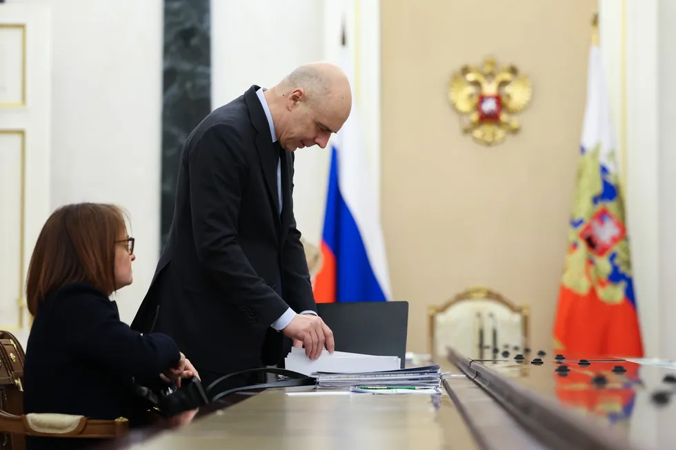 Госдума дала Минфину право быстро увеличивать расходы и привлекать долг сверх бюджетных лимитов без повторного согласования с парламентом. Это подрывает предсказуемость фискальной политики, усиливает инфляционные и долговые риски и повышает цену денег для бизнеса и населения.