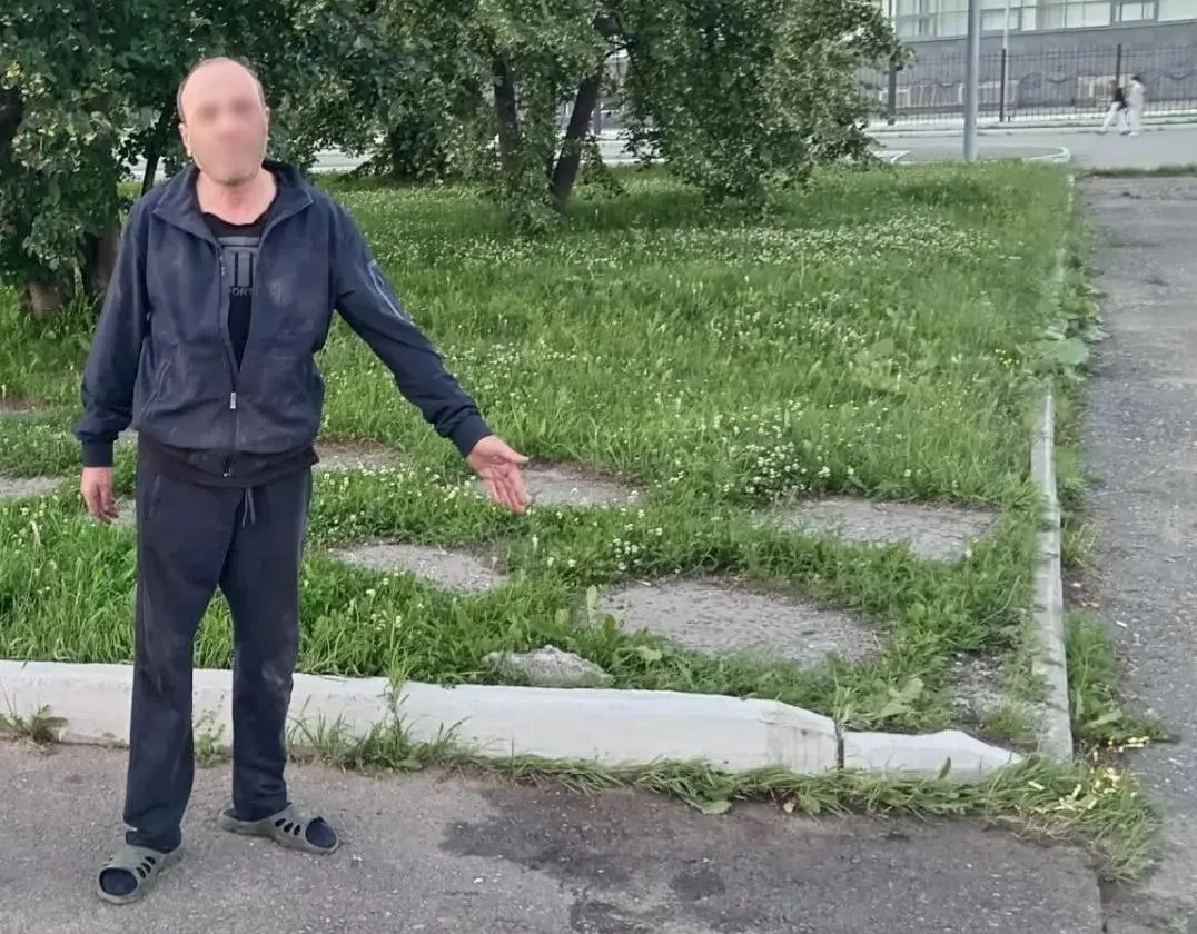 По версии следствия, конфликт возле суда привёл к убийству: 44‑летнего Рубена сначала ранили в спину, затем добили. Подозреваемый — предприниматель Арсен Саркисян — задержан и находится в СИЗО.