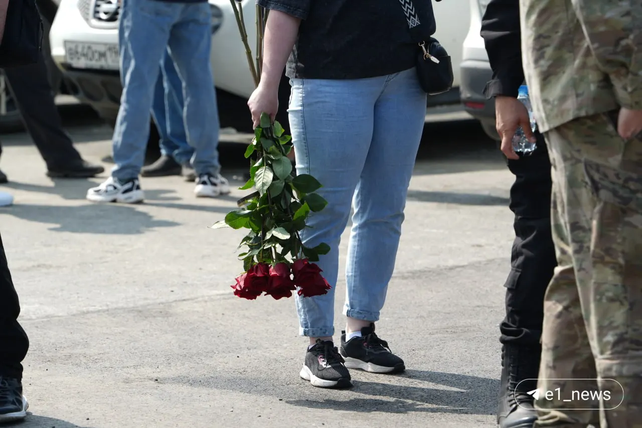 Наталия Волкова скончалась 16 июня в 42 года. У Нижне-Исетского кладбища собрались волонтёры, активисты и близкие — коллеги обещают продолжить работу отряда.