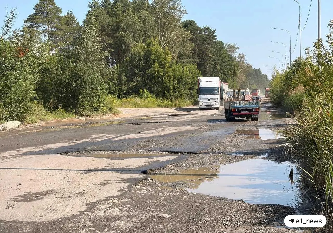 Екатеринбуржцы жалуются, что Промышленный проезд на Эльмаше при дождях превращается в озеро: латание ям не помогает из‑за отсутствия водоотведения, при этом по дороге ходит автобус №41.