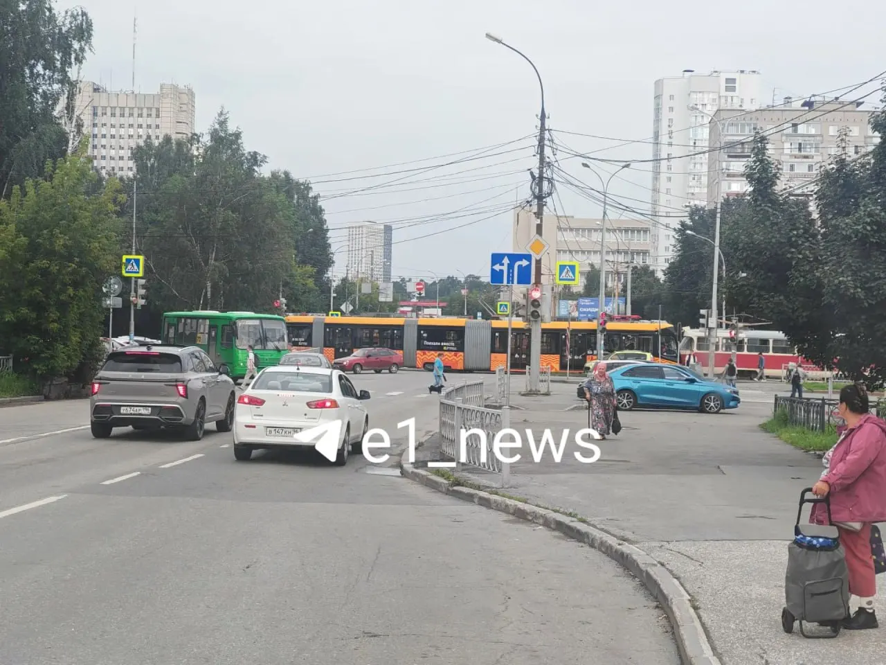 Один вагон сошёл с рельсов на улице Волгоградской, из‑за чего образовалась пробка из трамваев у 40-й больницы. Пассажиров просят воспользоваться другим транспортом.
