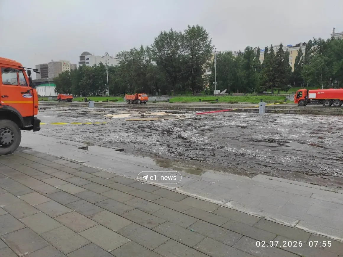 Из‑за интенсивного сброса воды после дождей у плотины на Плотинке временно разместили пять самосвалов — в мэрии рассказали, что фонтан не пострадал.