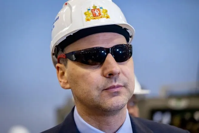 Денис Паслер задекларировал 11,08 млн рублей дохода за 2025 год. В его собственности — земельные участки, доля дома и минимальные банковские сбережения; для сравнения, губернатор соседней области задекларировал почти вдвое больший доход.