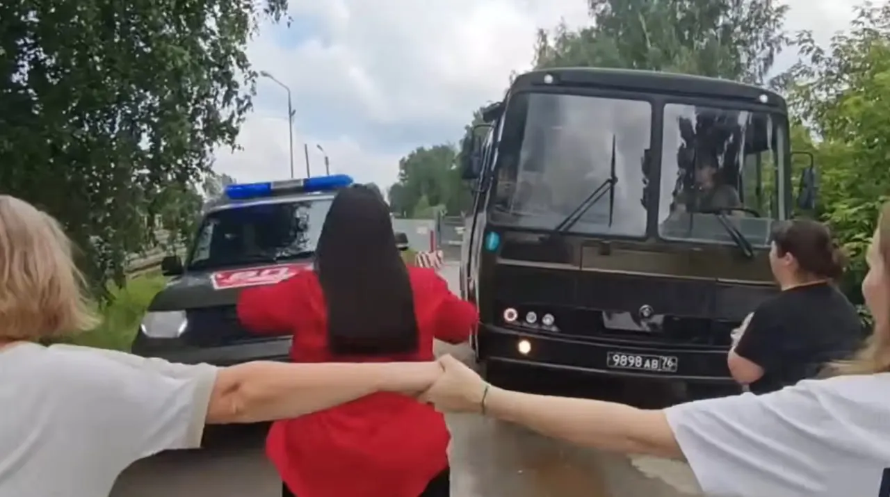Родственники и очевидцы утверждают, что 21 июня из сборного пункта в Верхней Пышме автобусом вывезли около 30 военных в Ростов-на-Дону. Семьи говорят, что среди отправленных были тяжелораненые и больные, и им не дали передать вещи; официальных комментариев нет.
