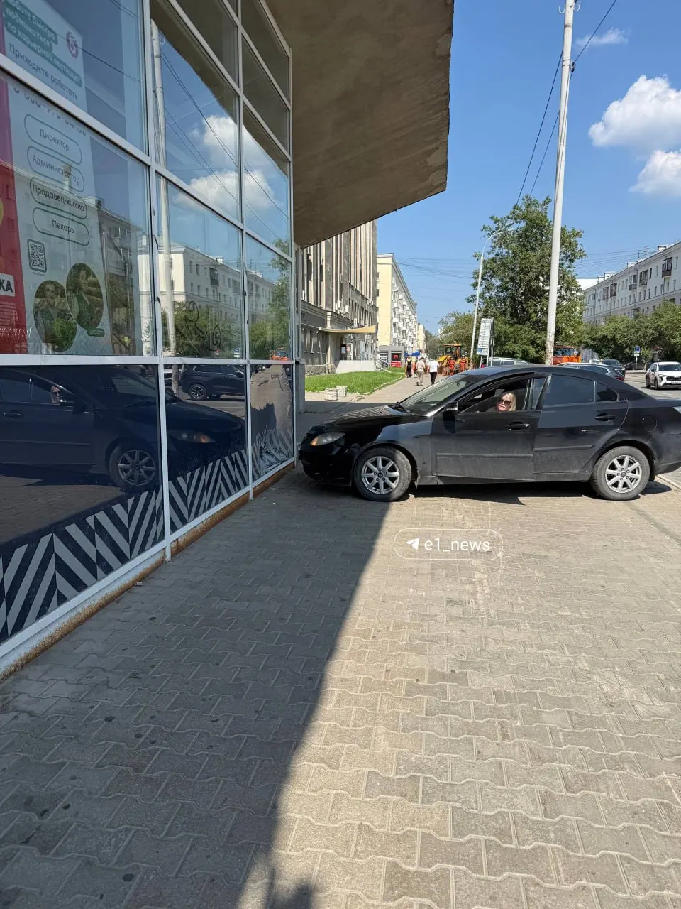На улице Луначарского машина выехала на тротуар и остановилась после удара о витрину магазина. По словам очевидца, обошлось без пострадавших.