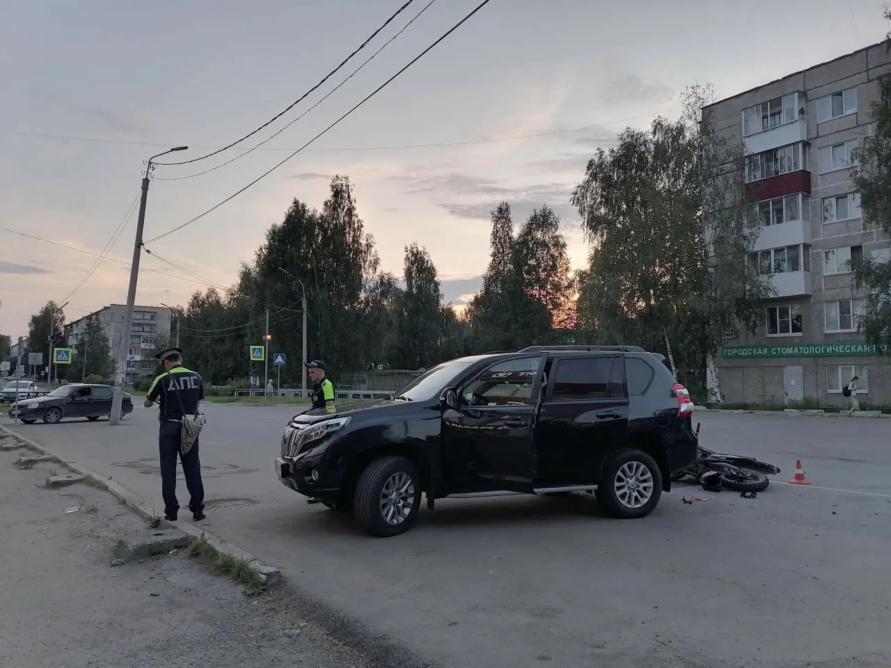 Подросток без прав и шлема столкнулся с Toyota на улице Короленко — молодого байкера госпитализировали, на водителя и родителей составили протоколы.