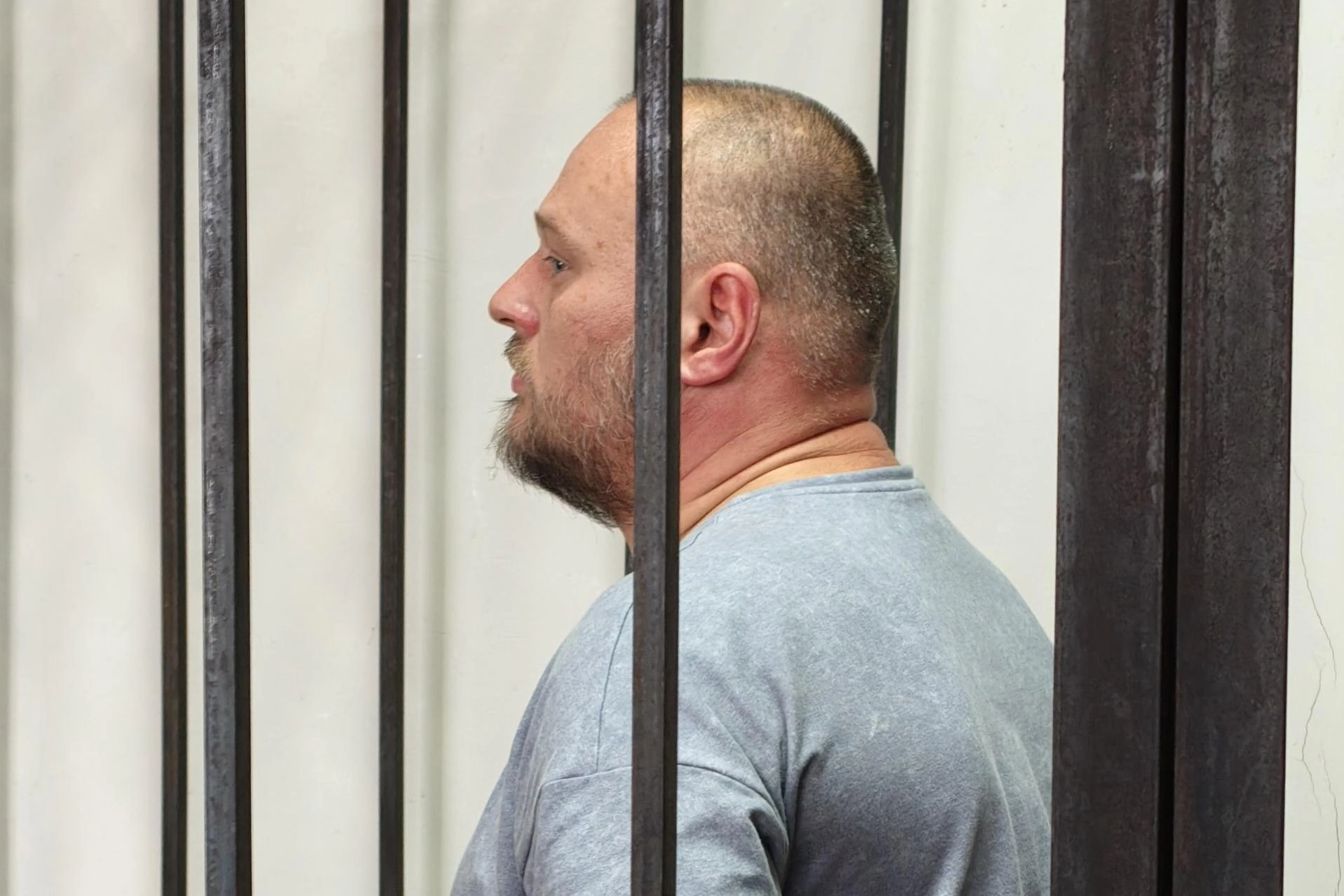 Суд отправил в СИЗО Александра Реверука по обвинению в хулиганстве после инцидента с участием директора Уральского аграрного научно-исследовательского центра; по делу также задержан второй подозреваемый.