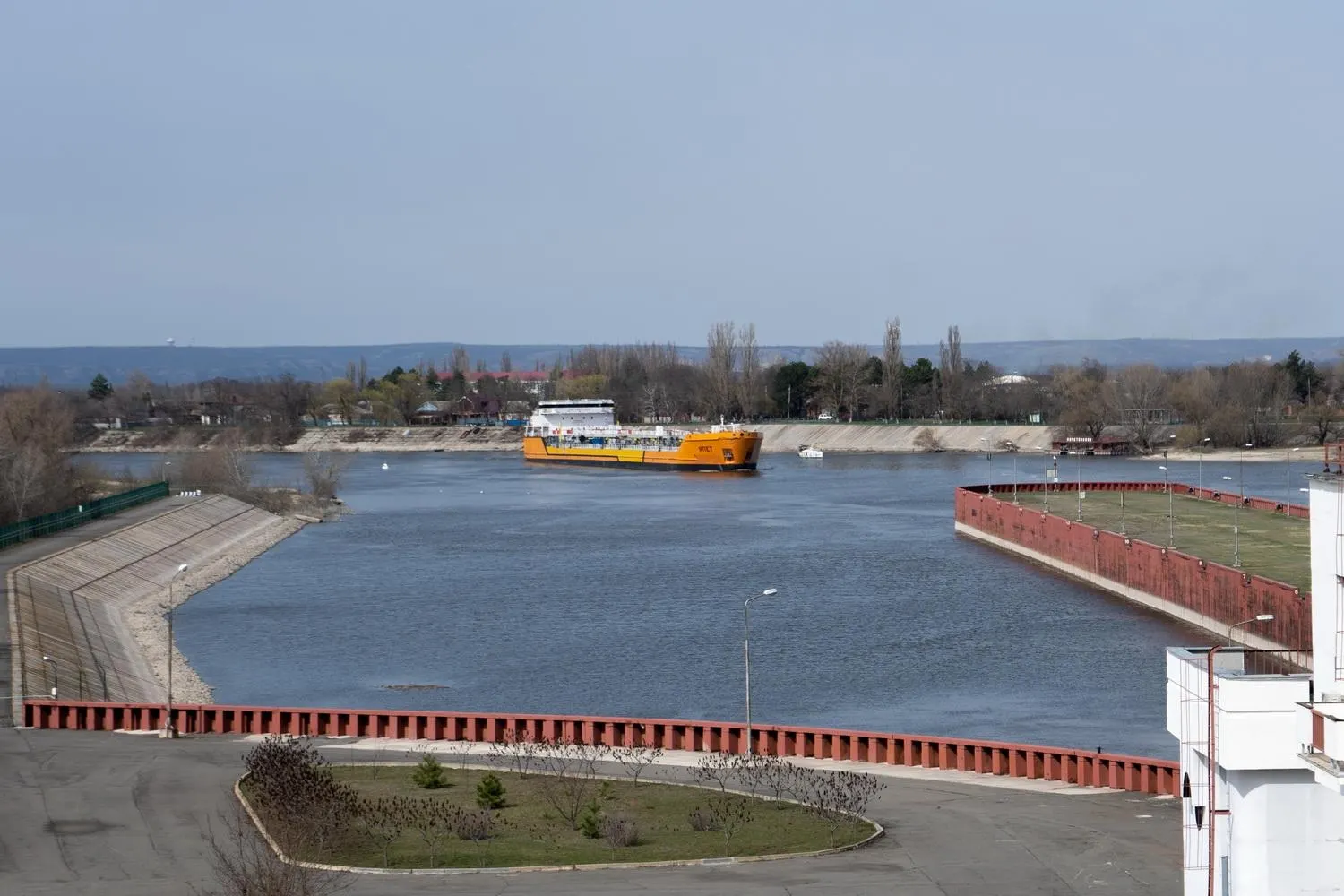 Из‑за ударов беспилотников по судам в Азовском море временно остановлено движение по каналу. Это может затронуть значительную долю экспорта пшеницы и вызвать перебои с доставкой топлива в аннексированные территории.