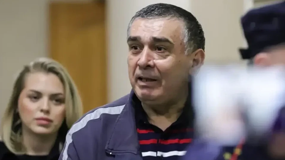 Шахина Шыхлински, приговоренного к 24 годам за убийства бизнесменов, вместе с сыном планируют включить в обмен на отбывающих срок россиян; вопрос обсуждается на дипломатическом уровне.