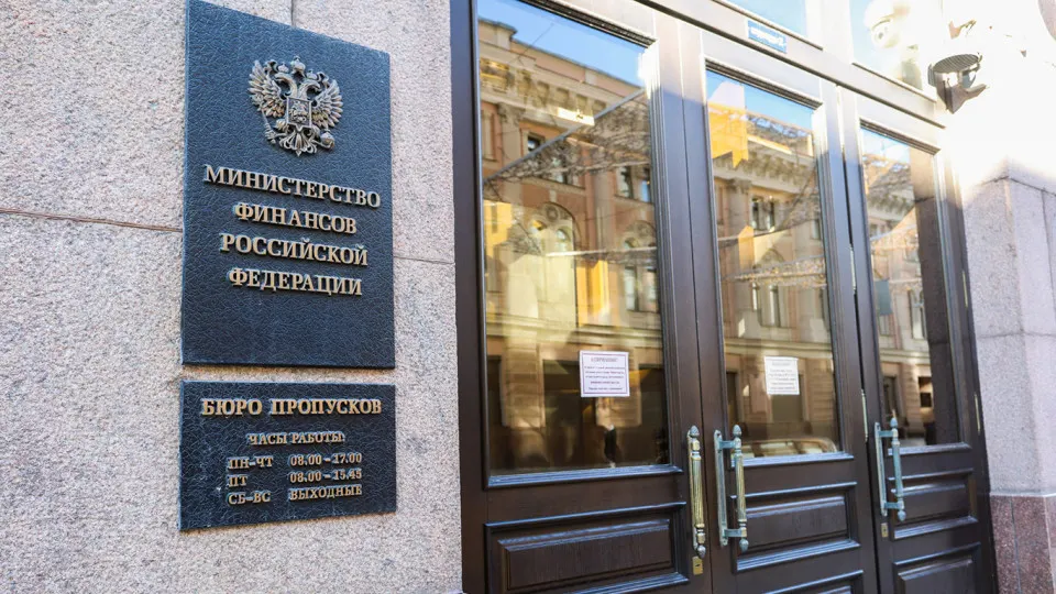 После 2022 года Россия фактически перешла к устойчиво дефицитной бюджетной модели: госдолг значительно вырос, процентные расходы выросли втрое и к концу десятилетия обещают стать одной из главных статей расходов.