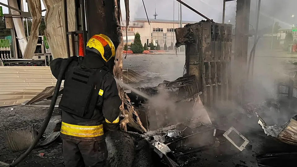 Российские беспилотники нанесли удары по Днепропетровской области: повреждены пять АЗС, есть погибшая и раненые. Одновременно в России наблюдается дефицит топлива, падение производства и резкий рост цен; власти приступили к экстренному импорту бензина.