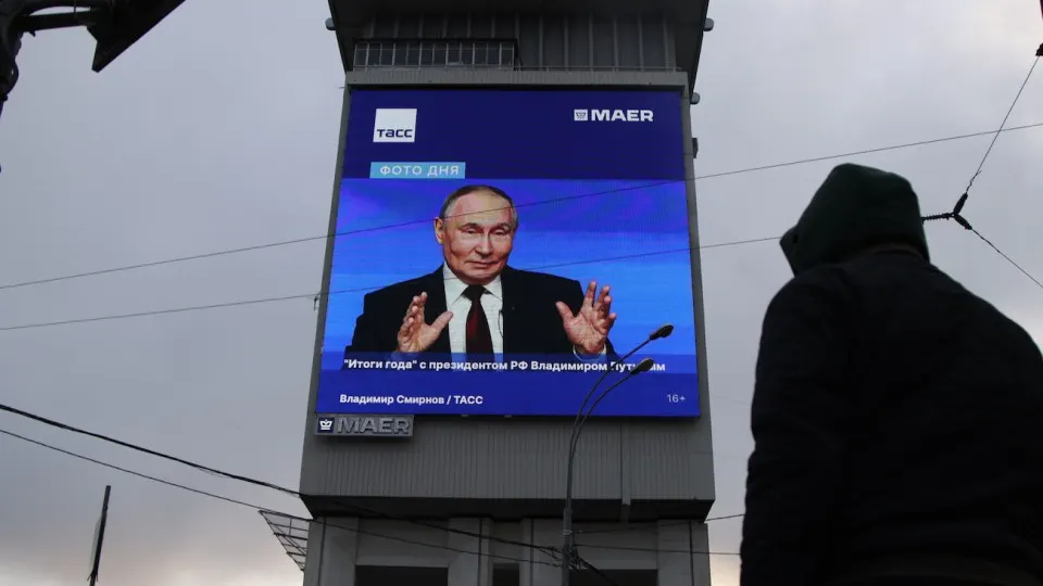 По данным Минэкономразвития, ВВП показал рост 0,3% за первое полугодие 2026 года. Однако замедление по сравнению с прошлым годом, спад в ряде гражданских отраслей и ухудшающиеся прогнозы оставляют экономику близкой к стагнации.