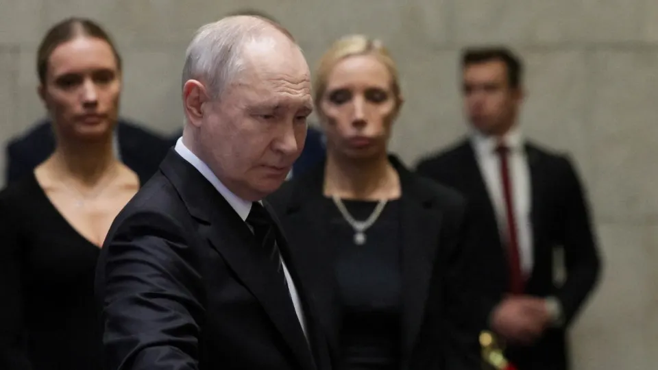 По словам источников, российский лидер, несмотря на экономические проблемы и призывы к миру, продолжает настаивать на полном контроле над Донбассом — возможна новая волна мобилизации и расширение ударов, включая атаки за пределами Украины.