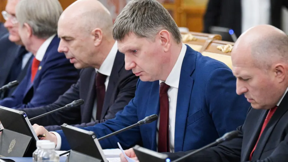 ВВП вырос всего на 0,2% за январь–май. Промпроизводство и инвестиции находятся в стагнации, наблюдается расслоение регионов: Москва ускоряется, остальная часть страны испытывает спад. Падение цен на нефть и проблемы в нефтепереработке усиливают риски рецессии и инфляционного давления.