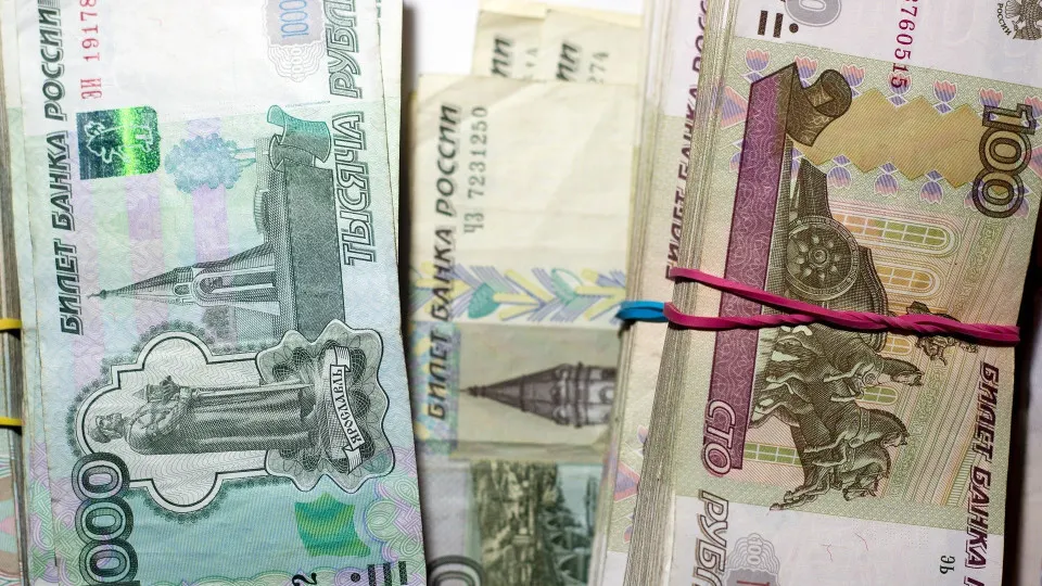 С начала июля население вывело большую часть «кэша» из банков: объем наличных в обороте за две недели вырос на сотни миллиардов рублей. Это сопровождается ростом просрочек по кредитам и увеличением заимствований банков у Центробанка.