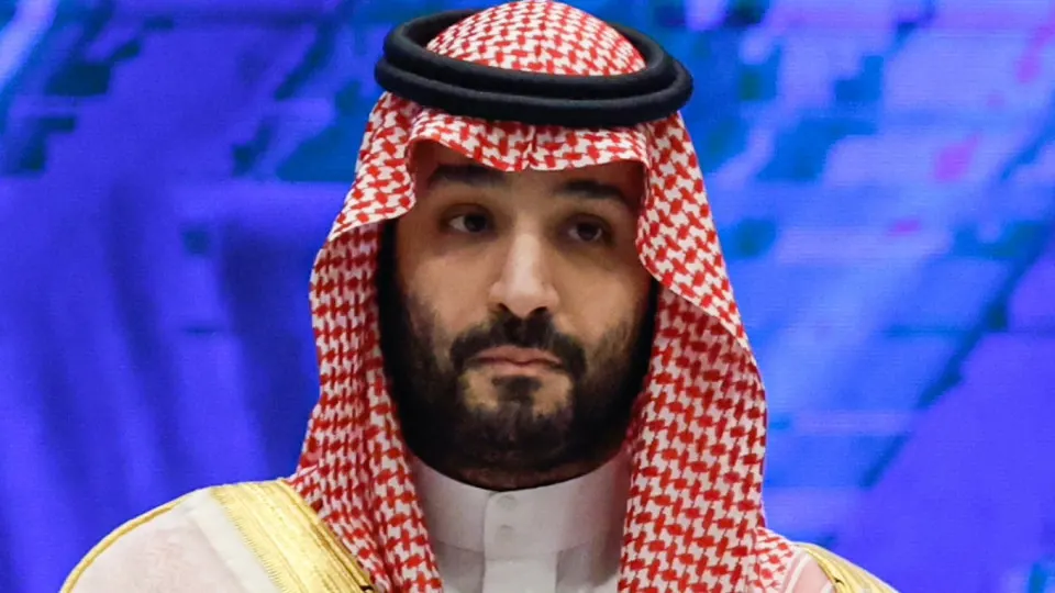 Королевство снизило официальную цену на сорт Arab Light на $11 за баррель и впервые с 2020 года выставило скидку к региональным бенчмаркам. Это привело к резкому падению мировых котировок: Brent около $72, Urals — около $40, что усугубляет дефицит российского бюджета.