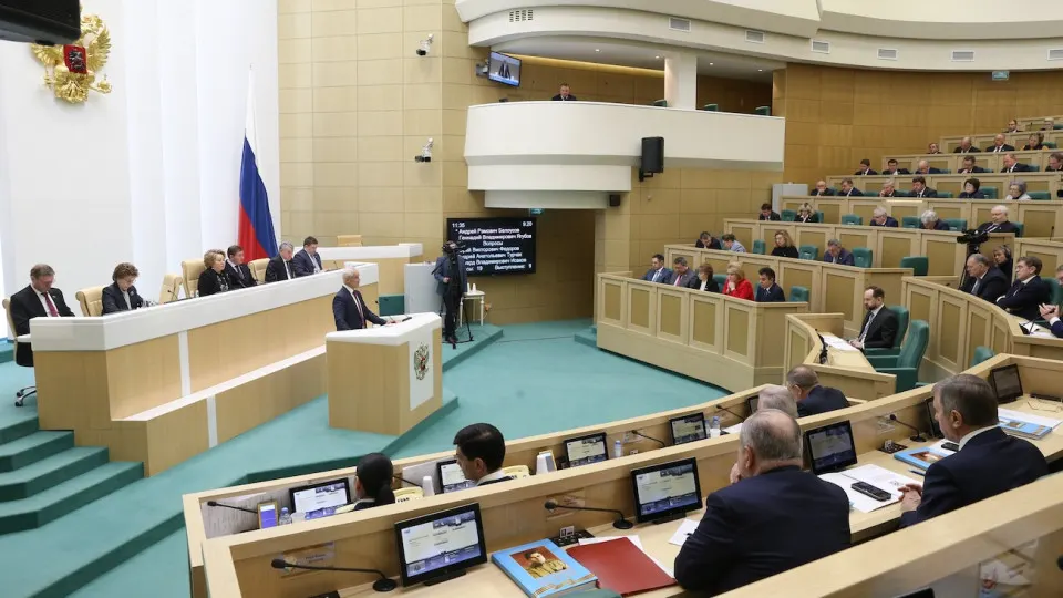 Минюст станет вести реестр заочно осужденных, которым запретят дистанционные банковские сервисы, электронные госуслуги, операции с имуществом и почти все консульские услуги.