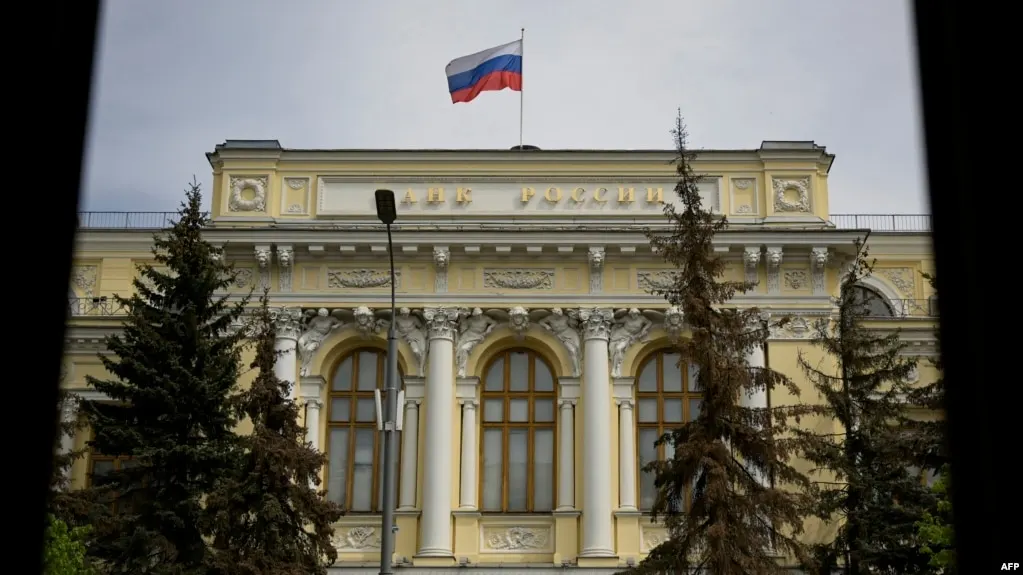 ЦБ включил Bitcoin, Ethereum и Tether USDT в список доступных криптоактивов на биржах. Неквалифицированные инвесторы смогут покупать их через брокеров с годовым лимитом 300 тысяч рублей; квалифицированные — без ограничений. Закон о цифровых валютах вступит в силу 1 сентября 2026 года.