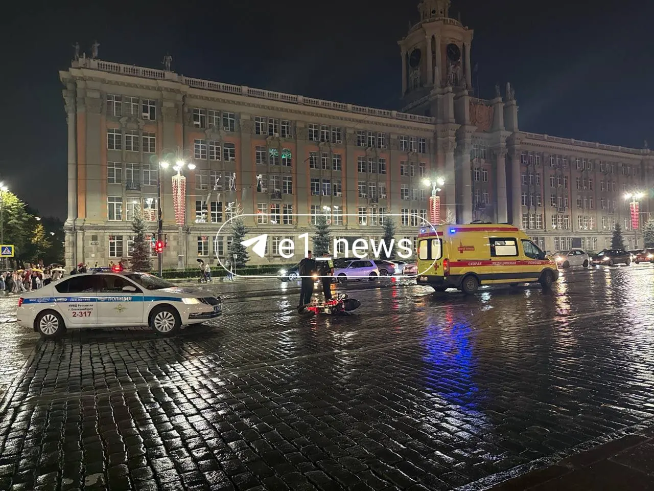 Во время празднования Дня строителя на площади 1905 года произошло ДТП с участием мотоциклистки. На месте работают сотрудники ГИБДД и скорая помощь. По не подтвержденным данным, девушка могла пострадать в результате столкновения или падения.