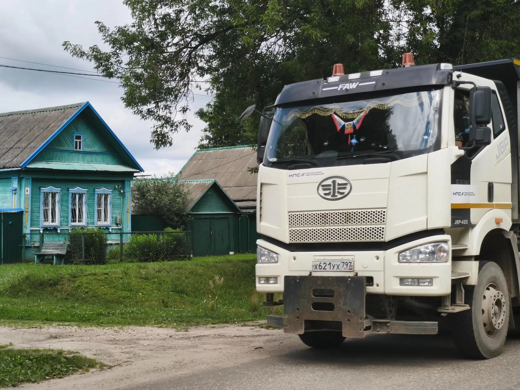 Жители деревень вдоль будущей трассы сталкиваются с отчуждением домов и соседством с грузовым транспортом и поездами, вынужденные приспосабливаться к переменам.