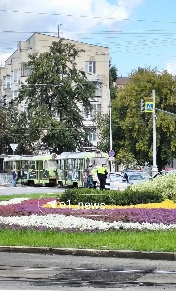Очевидцы сообщают об аварии возле остановки у Оперного театра; движение трамваев временно прекращено.