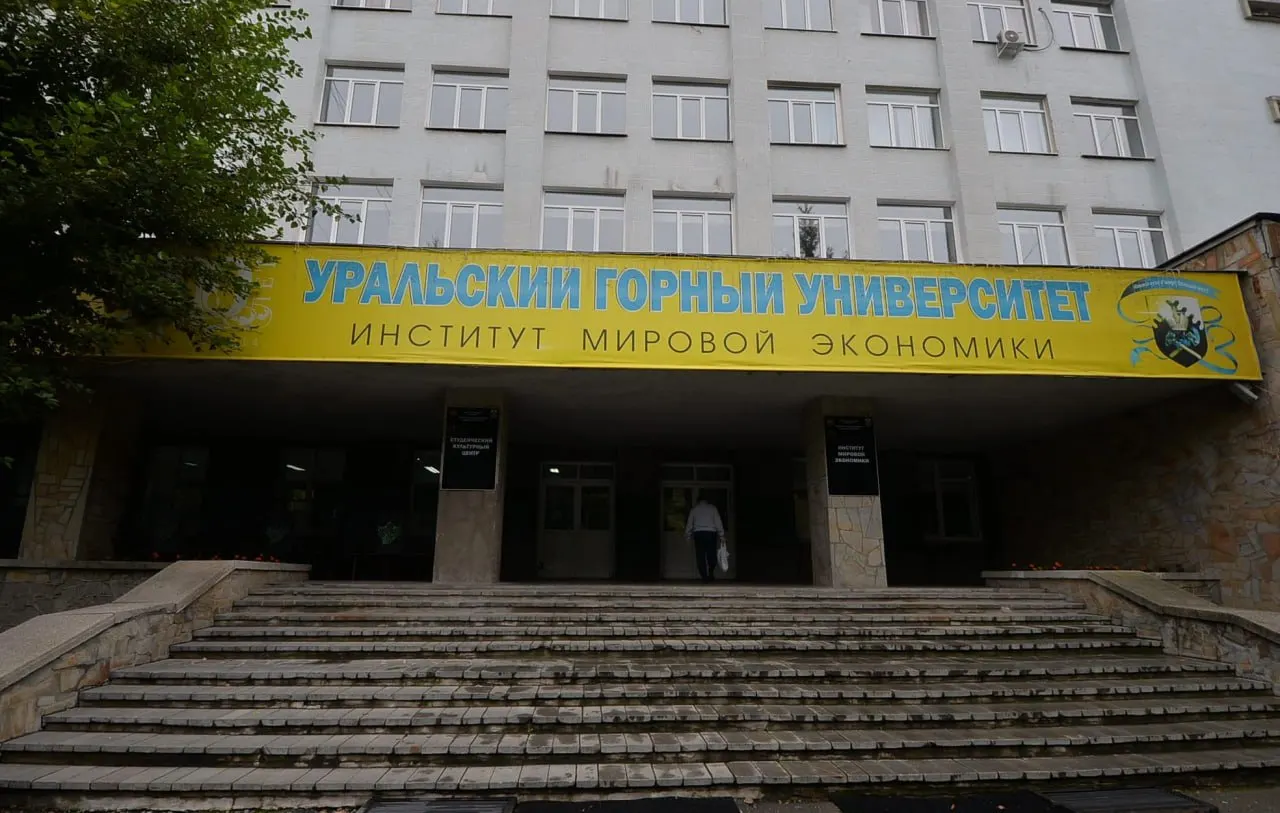 Сын участника СВО подал документы на платное обучение в Екатеринбургский горный университет, получил льготу на 50%, но не набрал минимальный балл и договор расторгнули; возврат денег будет осуществлен.