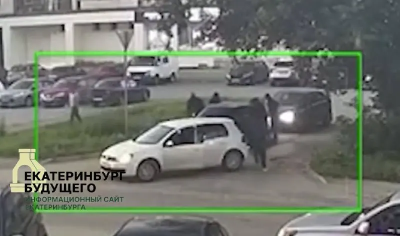 В Березовском полиция расследует инцидент: шесть человек в масках заблокировали автомобиль, вывели двоих мужчин и причинили им травмы; позже появилась версия об участии участников организации.