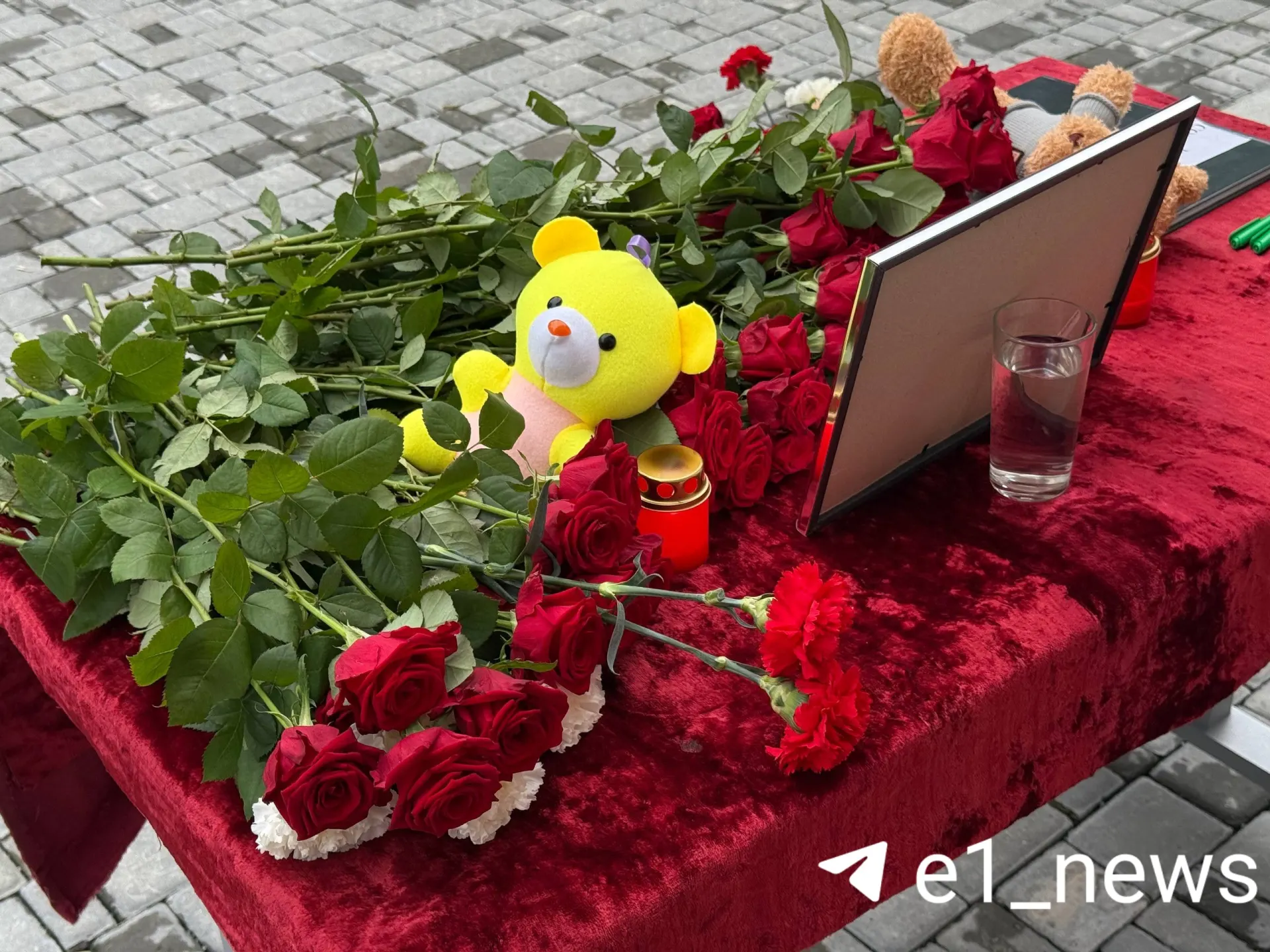 Местные жители организовали акцию у представительств Татарстана в Екатеринбурге; погибших насчитывается 13, включая ребёнка, по данным очевидцев.