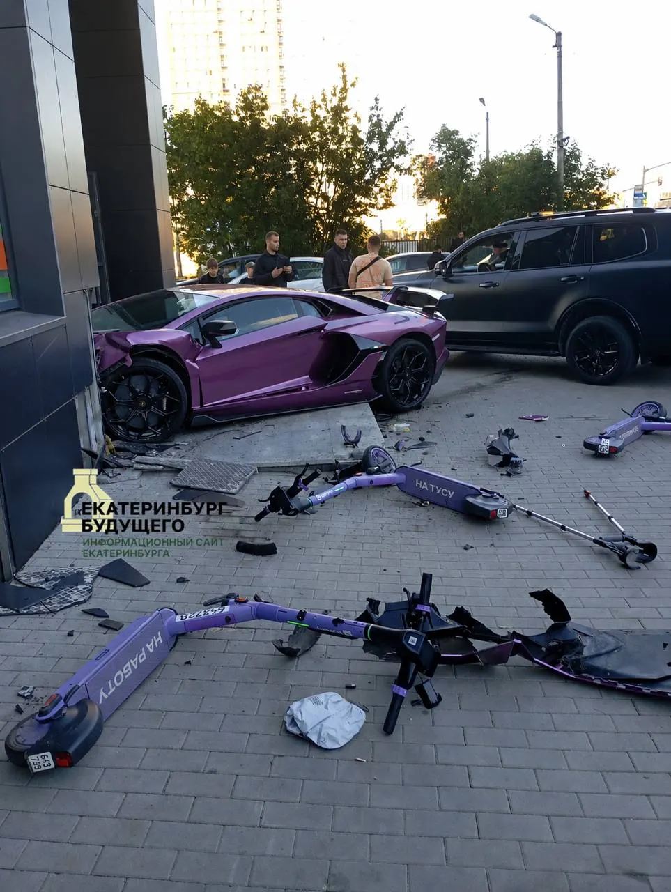 Автомобиль врезался в торговый объект на улице Отрадной. Водитель получил травму головы; на месте работают экстренные службы.