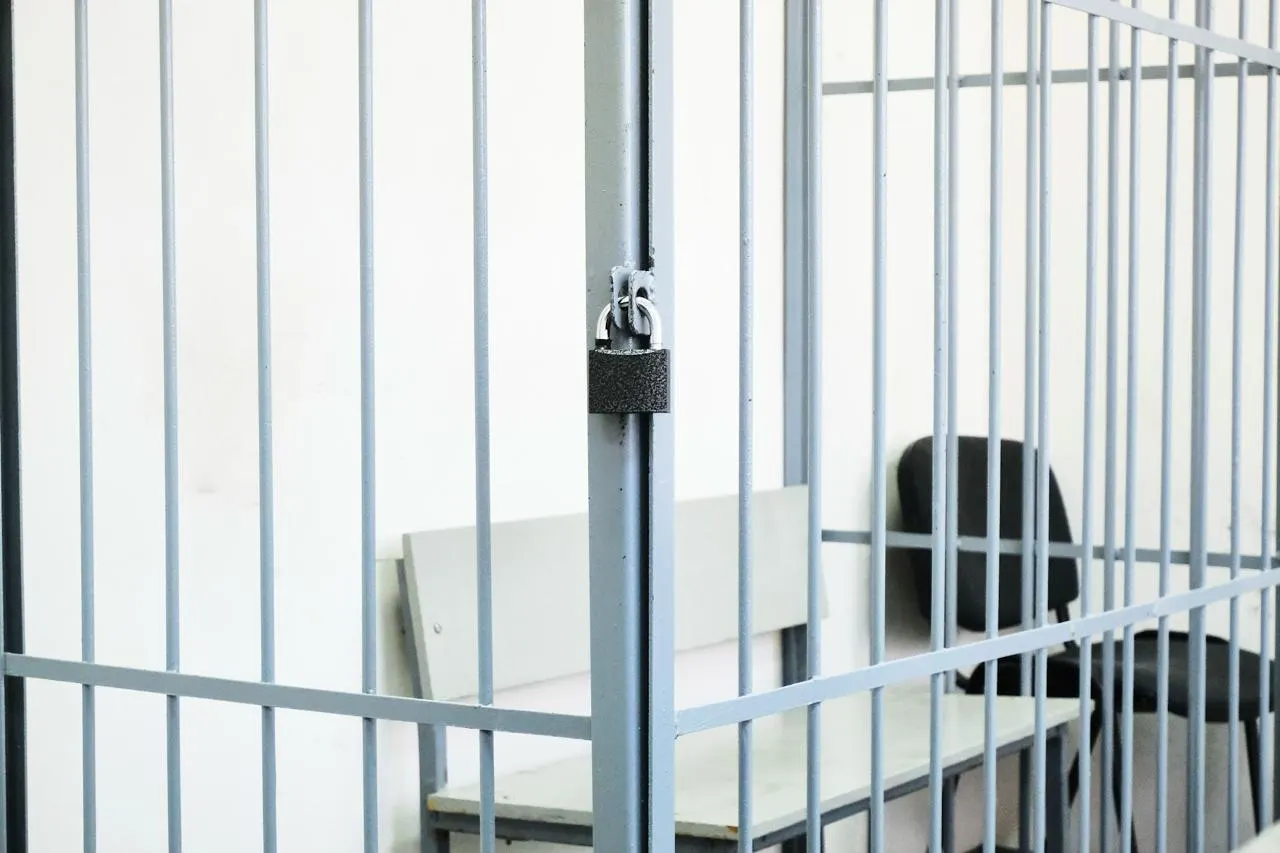 В Екатеринбурге мужчине вынесли наказание на 10 суток ареста за произнесение матерных шуток в общественном месте; задержание сопровождалось сопротивлением полиции.