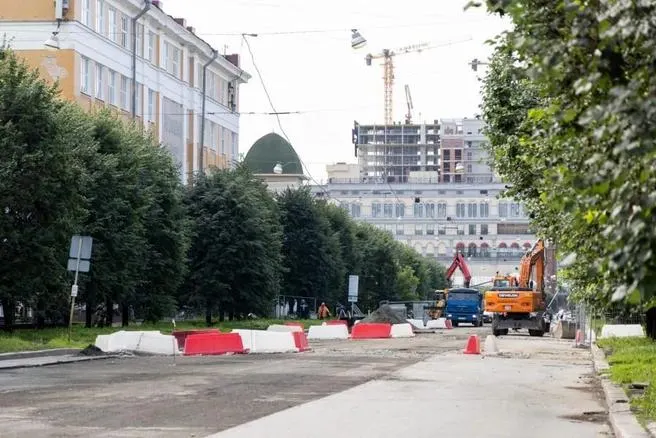 После капитального ремонта улица Пушкина получила новый асфальт, обновленную разметку и измененную схему движения от Ленина до Малышева; теперь здесь будут пешеходные аллеи.