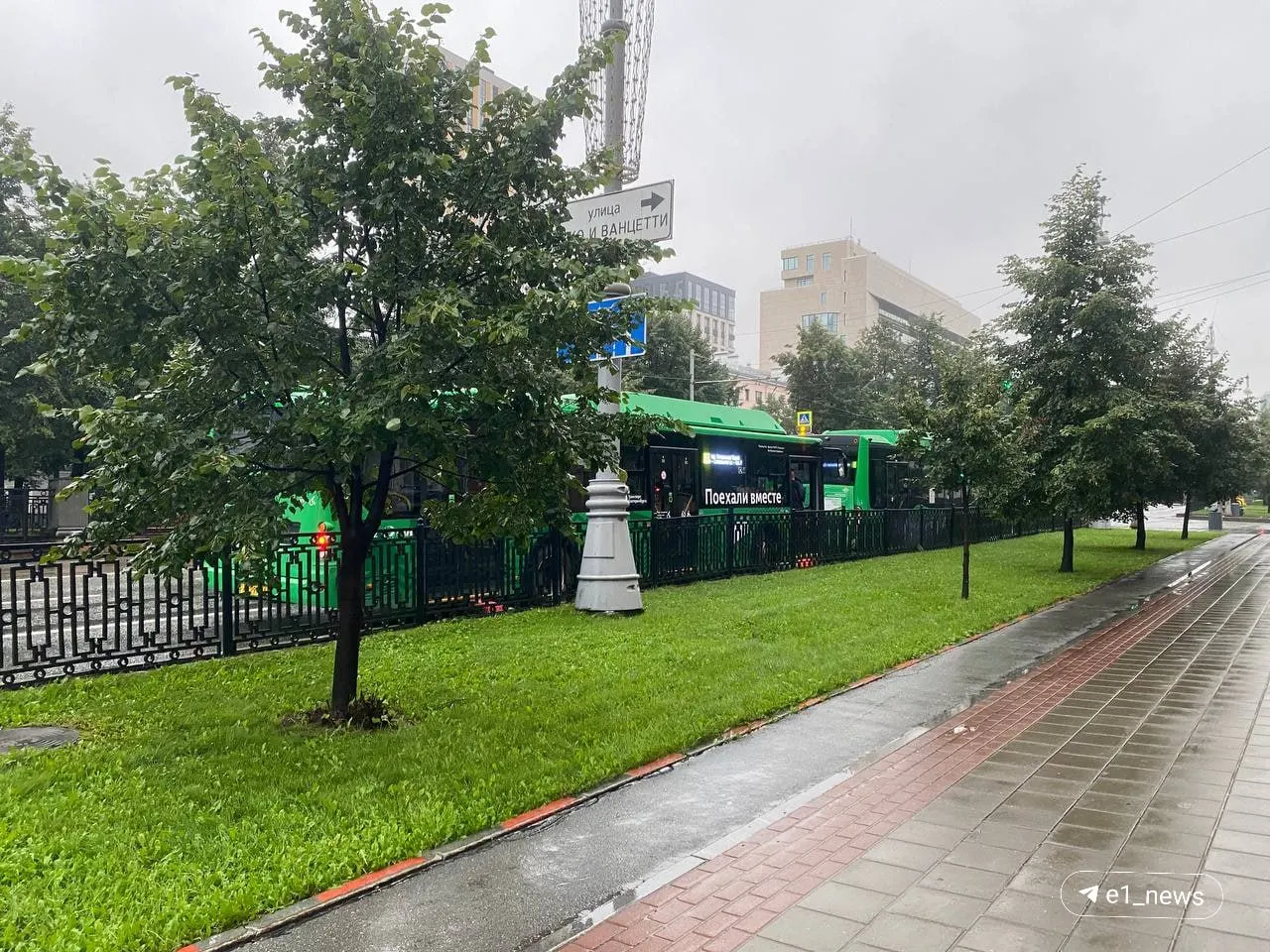 Возле остановки «Жукова» на проспекте Ленина уже организовали автобусы, которые развезут екатеринбуржцев по домам после городских мероприятий.