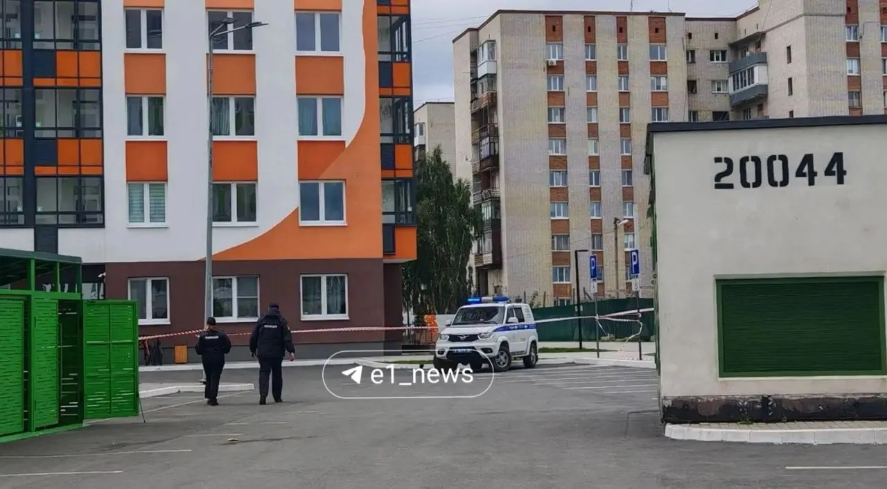 Пожар произошёл в жилом многоквартирном доме на Вторчерметe. В окнах выбиты стекла, жильцов эвакуировали; причина и пострадавшие уточняются.