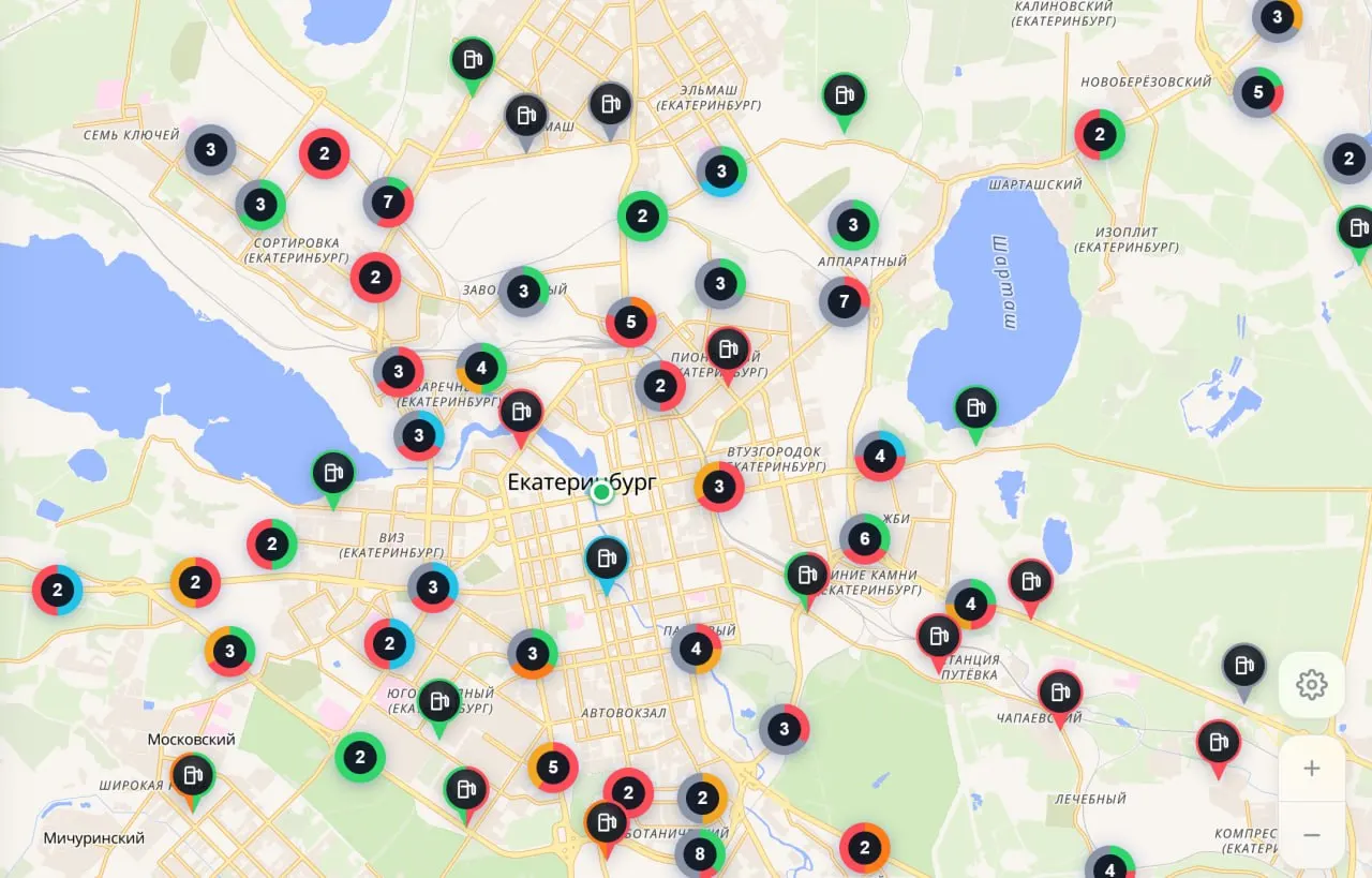 На заправках города бензин исчезает с полок, очереди растут, а местные власти связывают перебои с логистикой и временными ограничениями на отпуск топлива.