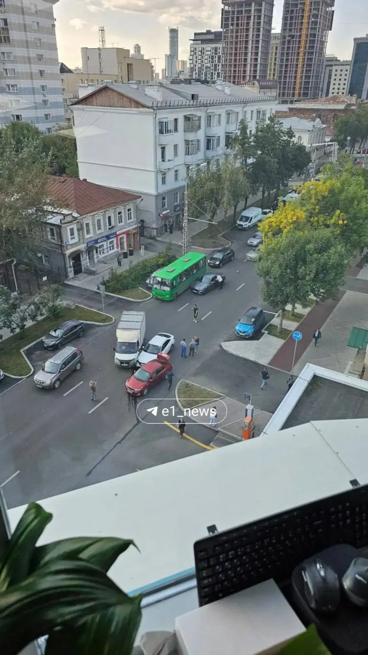 Mercedes столкнулся с Газелью, после чего Hyundai и Kia получили повреждения; движение затруднено на улице Розы Люксембург.