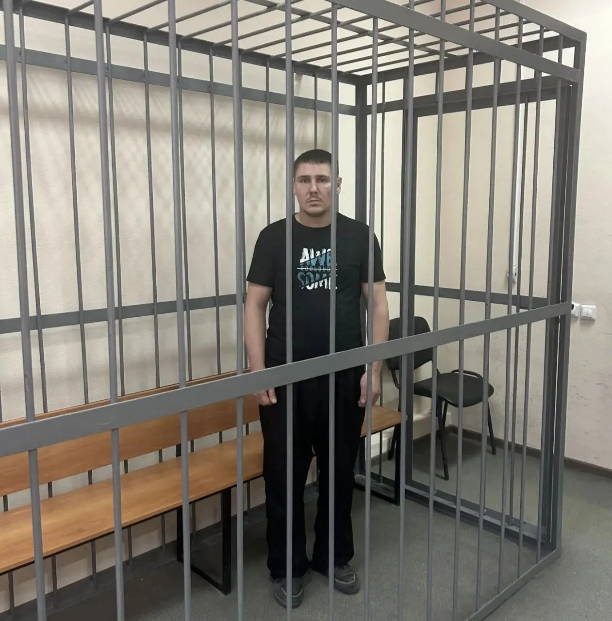 По версии следствия, охранник, официально не являвшийся сотрудником ЧОП, несколько раз выстрелил в мальчика из пневматического оружия. Подозреваемый помещён под стражу до 29 сентября.