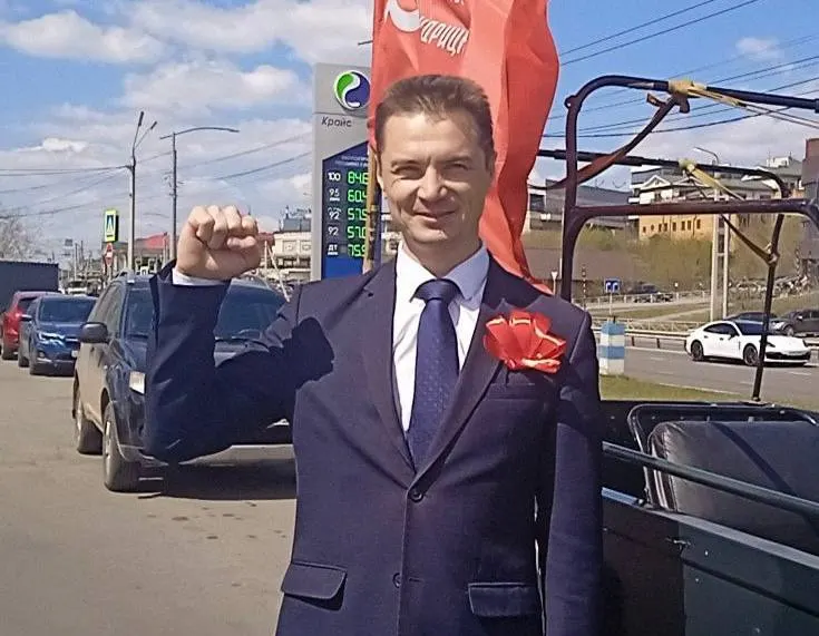 Депутат Иркутской области от КПРФ уехал на войну и заявляет о фальсификациях в уголовном деле о возмещении расходов на авиаперелёты; суды ранее обязали вернуть миллионы рублей, а обвинение называет утверждения депутата попыткой уйти от ответственности.