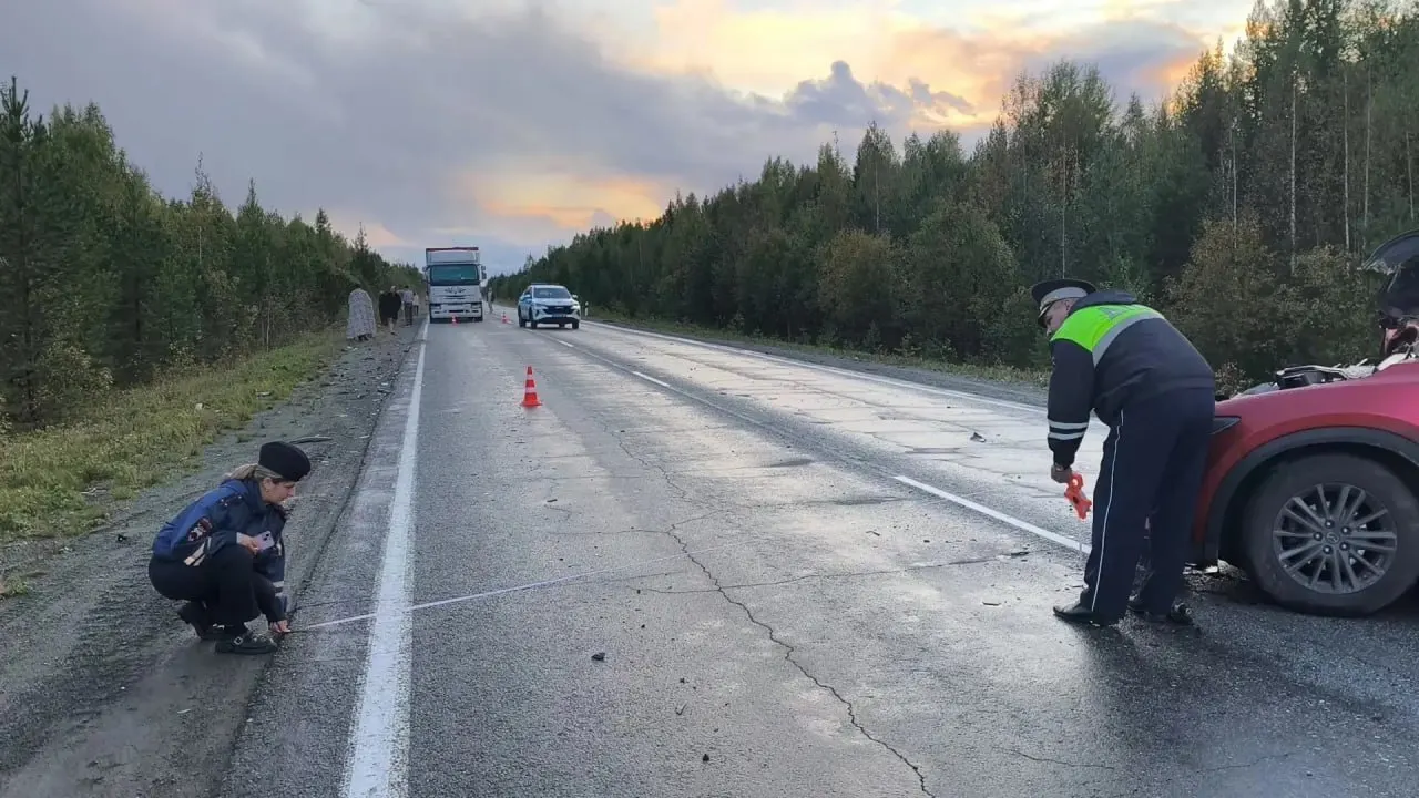 По данным ГИБДД Свердловской области, водитель Lada Granta ехал во время дождя и не снизил скорость, не справился с управлением. Машина вылетела на встречную полосу и врезалась в Mazda; один пассажир погиб по дороге в больницу, второй получил серьёзные травмы.