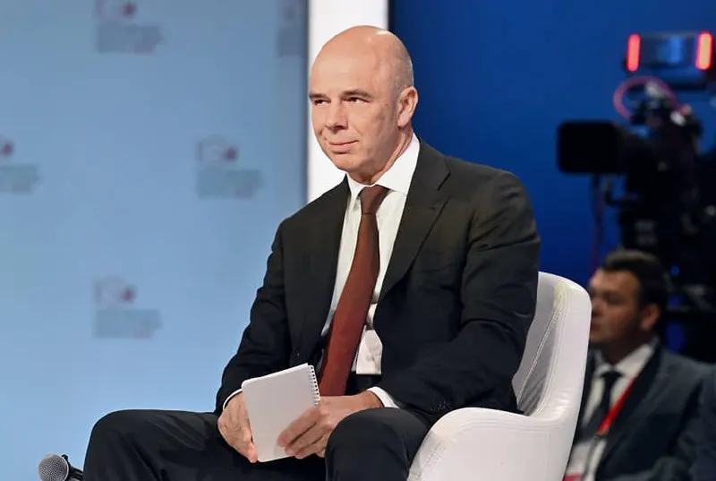 Минфин заявил, что бюджет полностью обеспечен ресурсами и обязательства будут выполнены в полном объёме; на начало 2026 года дефицит составил около 6,46 трлн руб. (примерно 2,8% ВВП).
