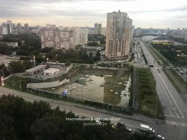 Место под паркинг на участках 8 Марта и Юлиуса Фучика превратилось в болото: работы остановлены, вода не откачивается, комары, вырублена зелёная зона.