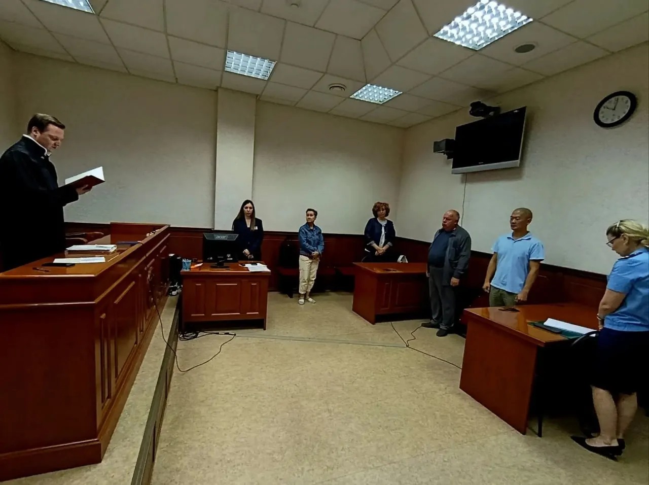 Суд запретил занимать административные должности в ФСИН на год бывшему начальнику СИЗО-1 и его заместителю, после побега двух заключённых; дело о халатности возбудили представители Следственного комитета.