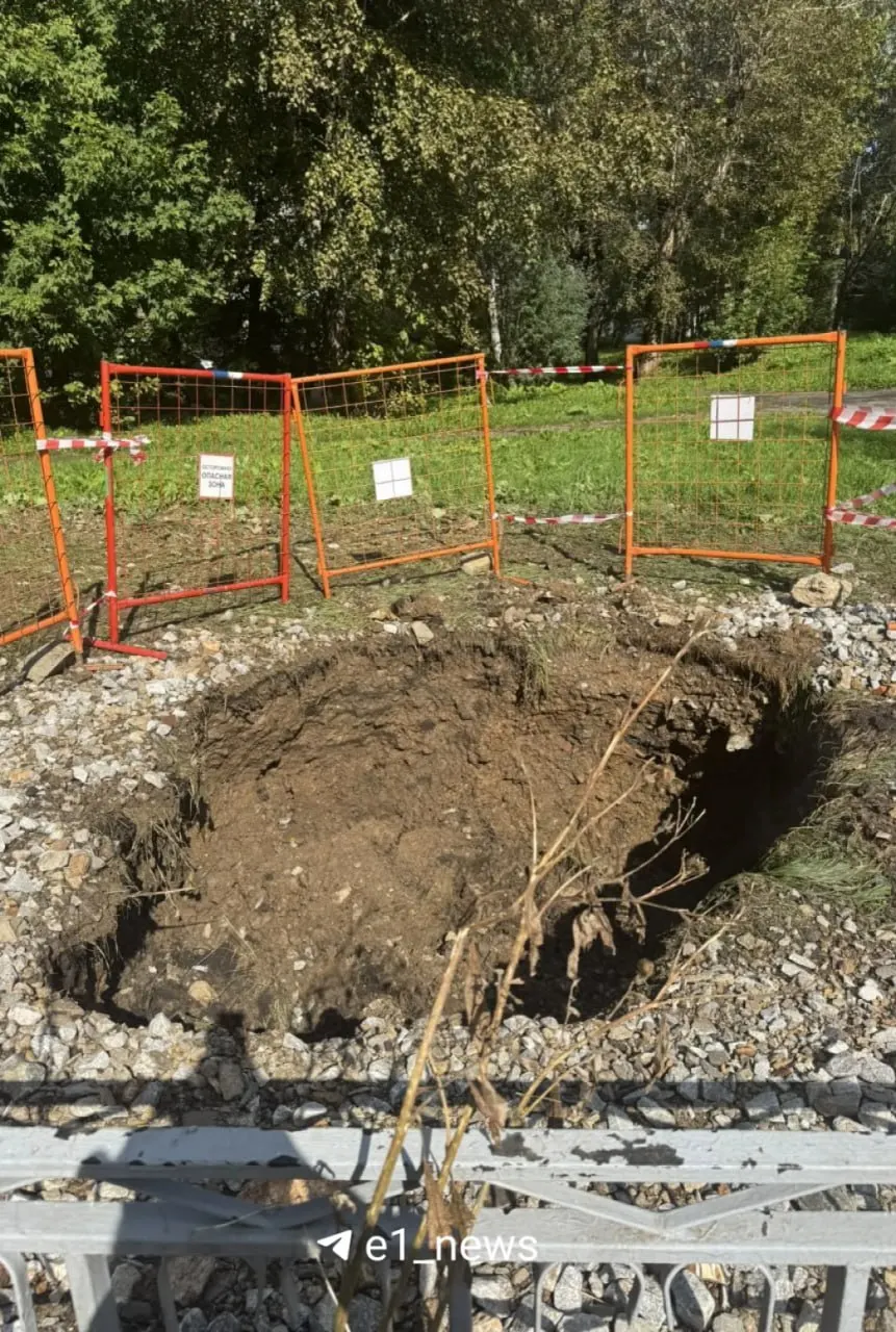 В Екатеринбурге зафиксирован локальный порыв тепловых сетей на улице Шадринской. Пострадавшие автомобили повреждены, специалисты заявляют, что это не авария, а часть гидравлических испытаний; работы по устранению последствий ведутся.