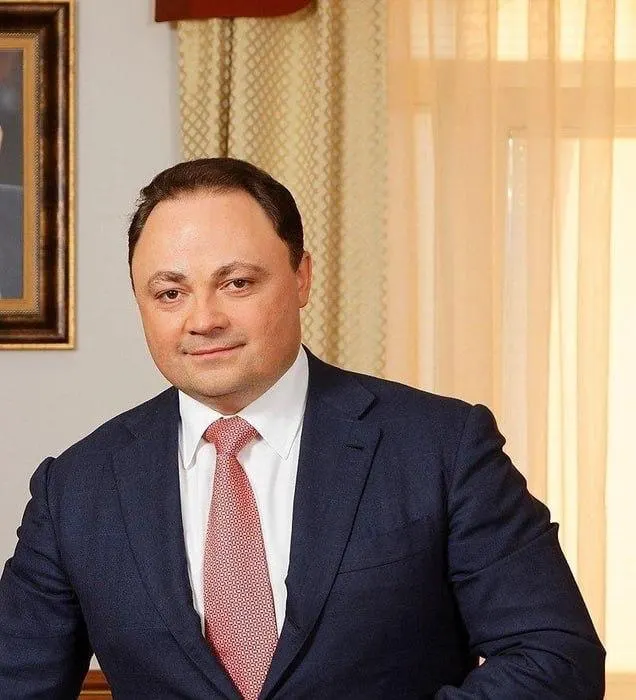 Контроль над предприятием перешёл к Минобороны через ВСК по указу Путина; оформление сделки как имущественный взнос; упоминание СВО и дела о коррупции.