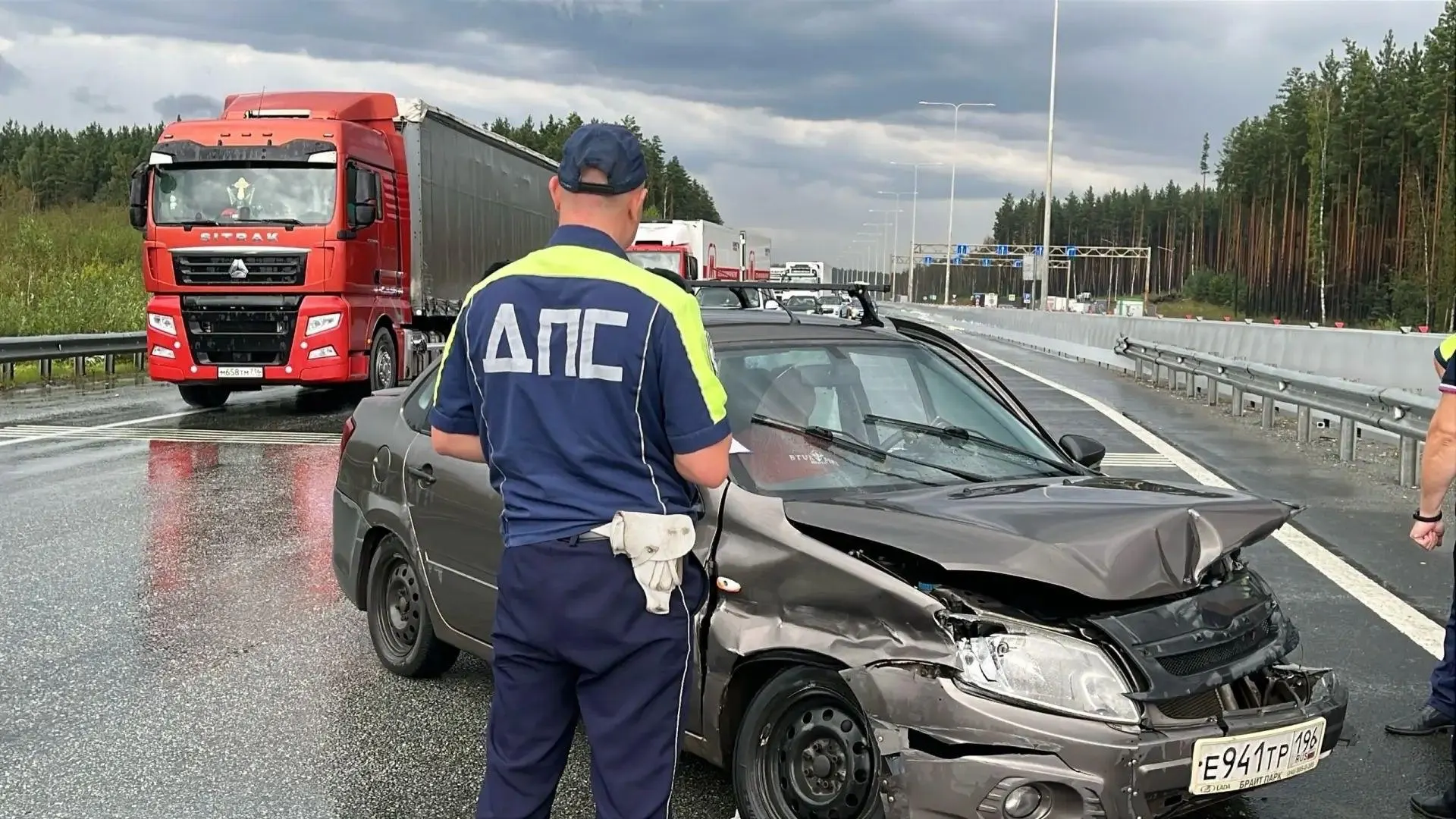 Дорожная авария на 58-м км Екатеринбургской кольцевой автодороги: мужчина за рулем Лада Гранта погиб на месте. Участок был мокрый, две полосы и широкие обочины.