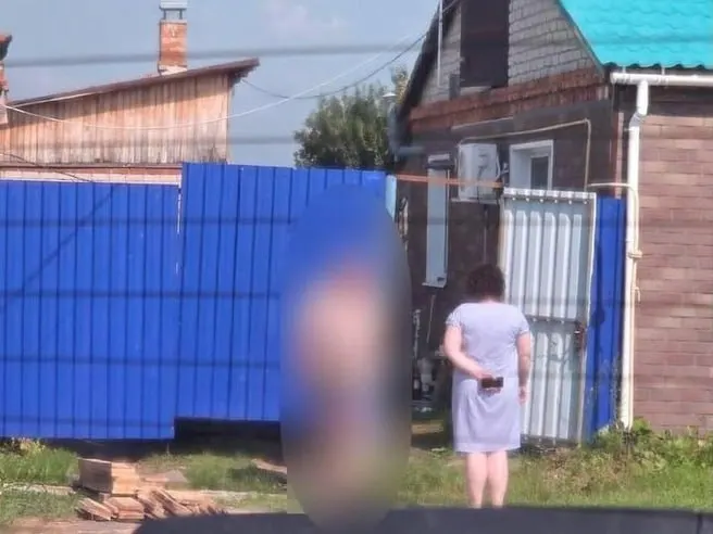 Долг по алиментам достиг 900 тысяч рублей; после общения с женщиной, обещавшей встречу, мужчина встретился с судебными приставами и получил 10 суток ареста.