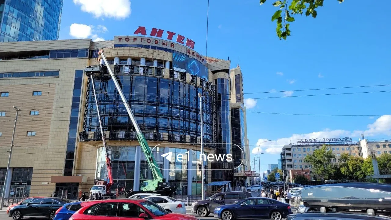 Рядом со зданием продолжает размещаться строительная техника: устанавливают каркас на наружных стенах и идёт монтаж медиаэкрана.