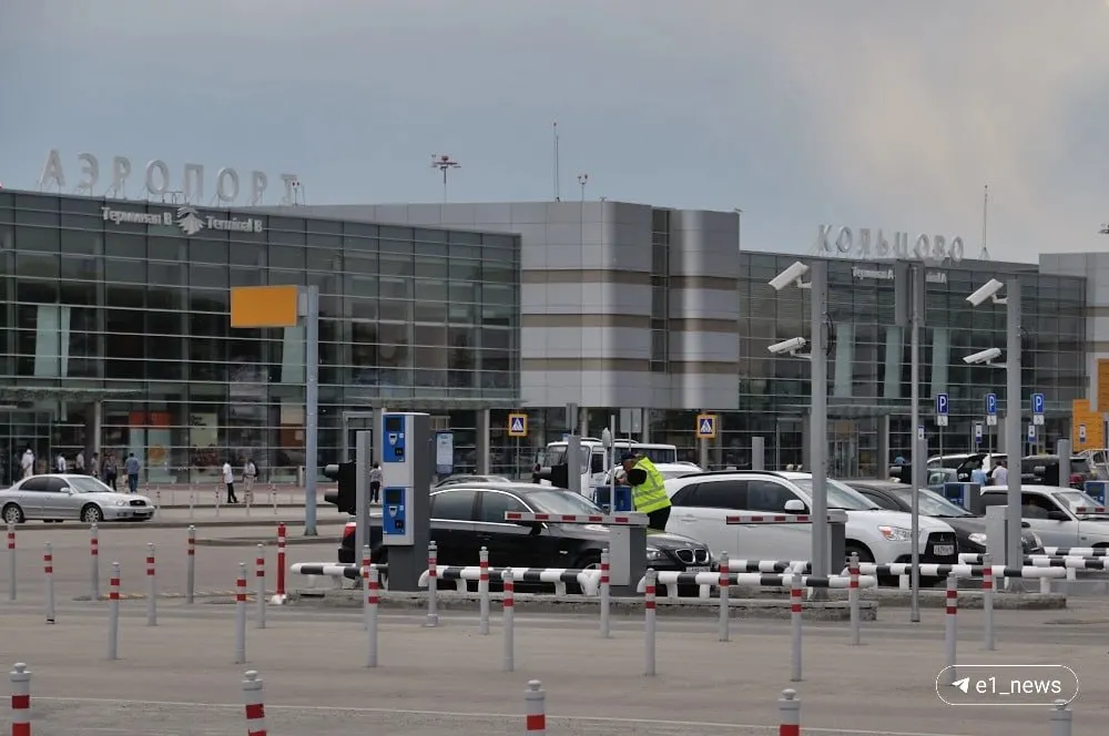 Подрядчик начал демонтаж покрытия перед терминалом А; из‑за работ временно закрыты некоторые входы, доступ в здание сохраняется через другие входы, выход — через терминал В или переход к отелю Azimut.