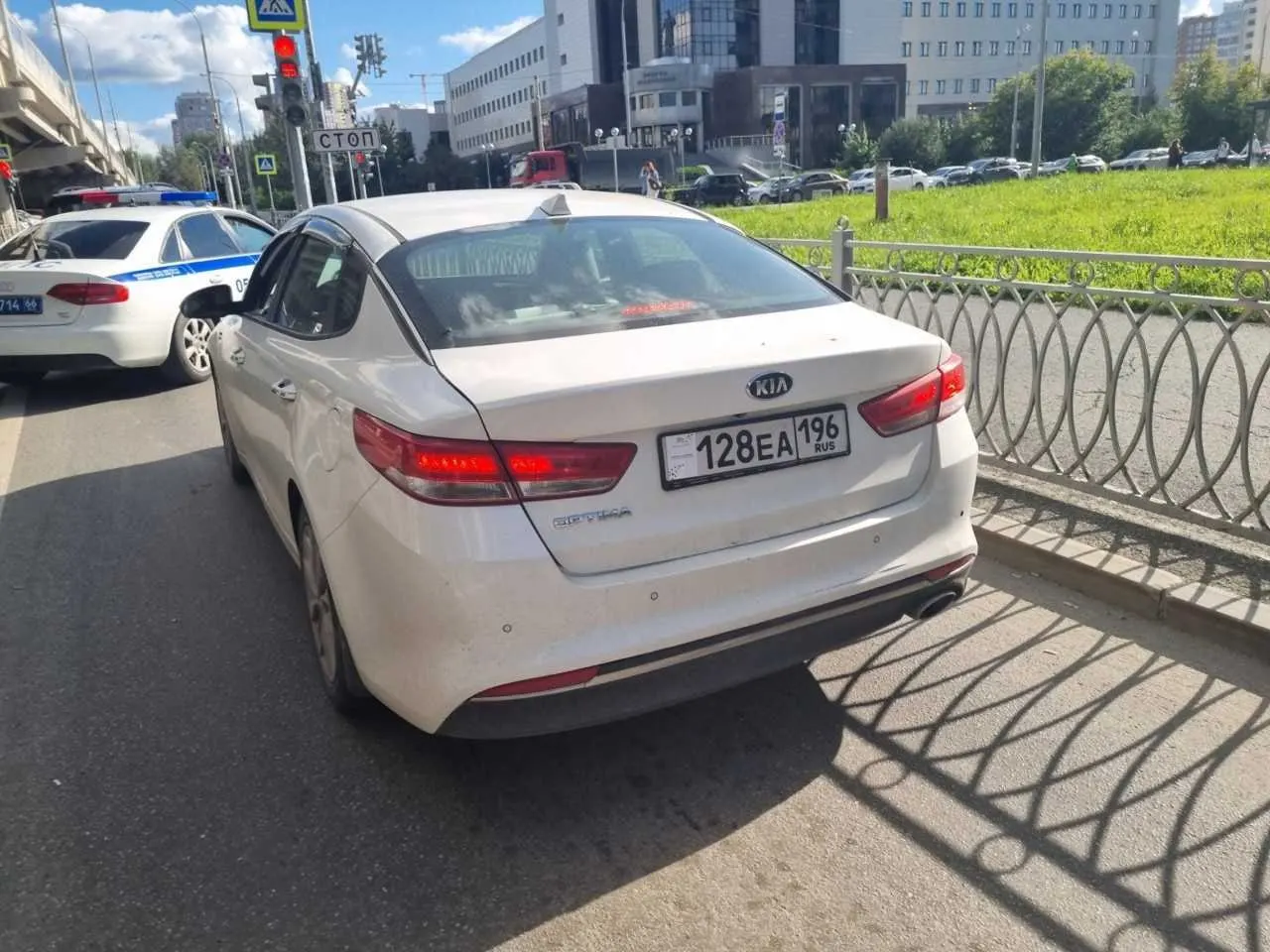 Женщина в Екатеринбурге закрыла часть номера, чтобы сэкономить на парковке; ей грозит штраф и возможное лишение прав.
