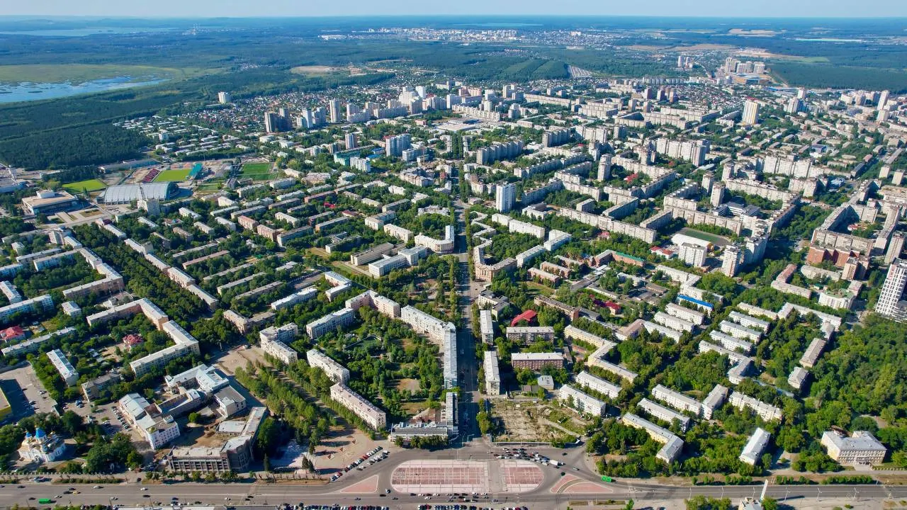 Администрация изменила назначение участка бывшей детской больницы и прилегающей зелёной зоны — это открывает дорогу для многоэтажной застройки. Жители и активисты собирают подписи за сохранение соцгорода и заводских корпусов.