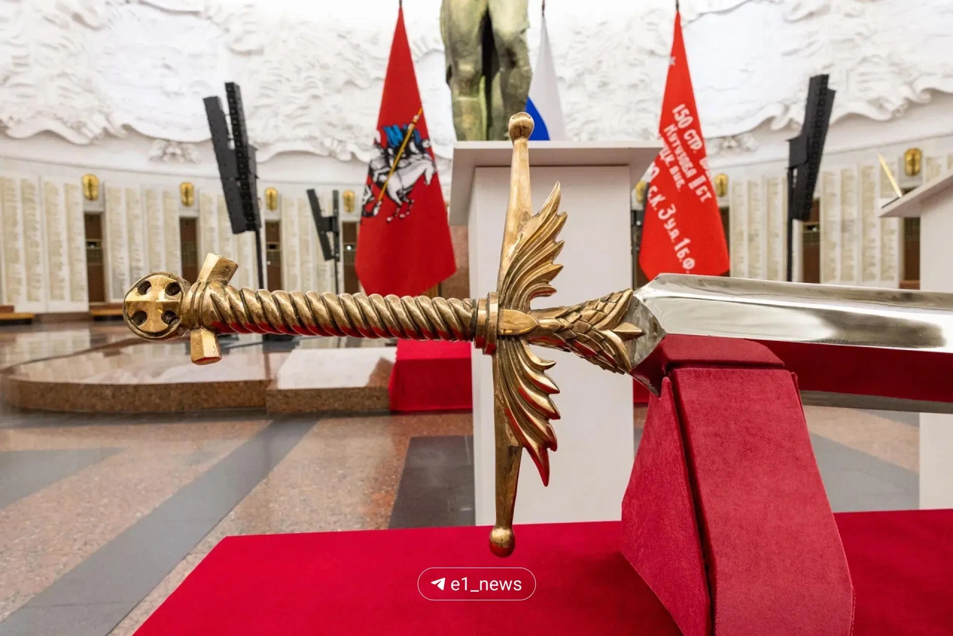 Церемониальный меч Победы, созданный уральским кузнецом Александром Лысяковым, стал символом памяти и истории — подарок музею на Поклонной горе.